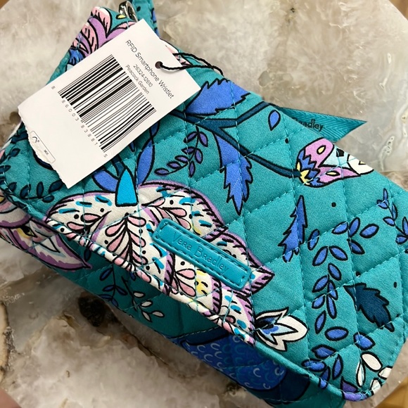 Vera Bradley Smartphone Wristlet - Picture 1 of 3
